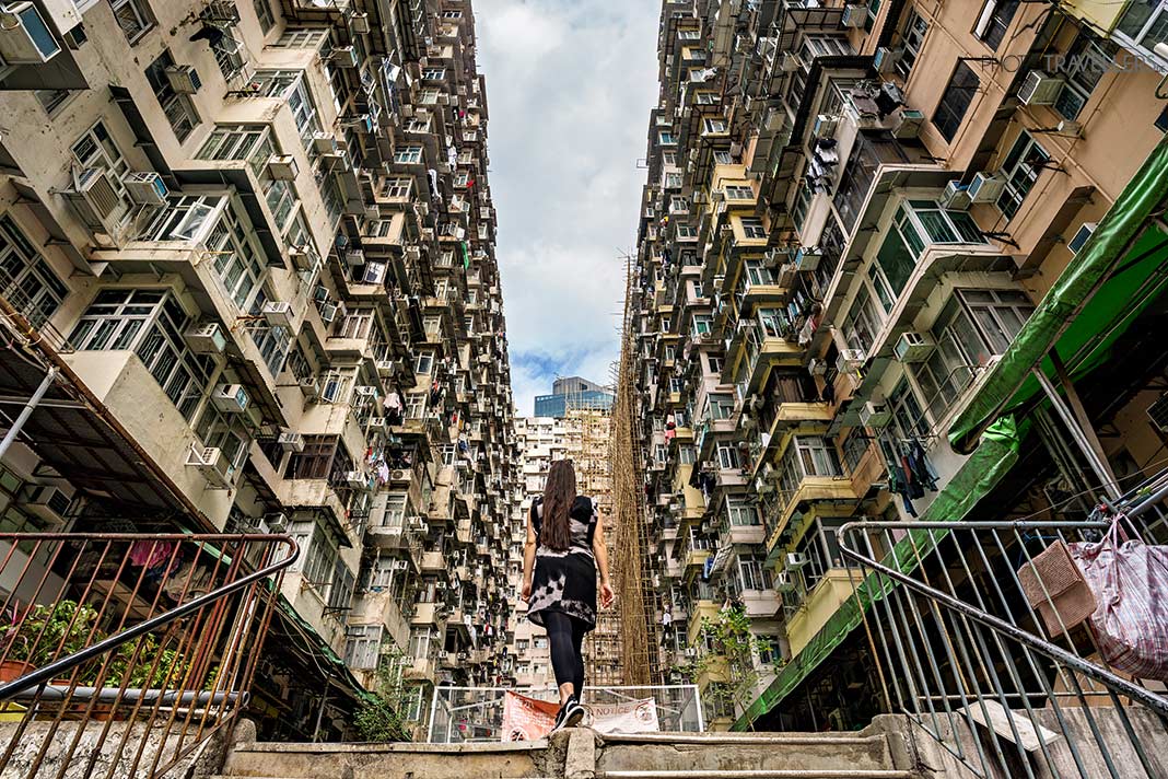 Reisebloggerin Biggi Bauer im Hof des Monster Buildings in Hongkong