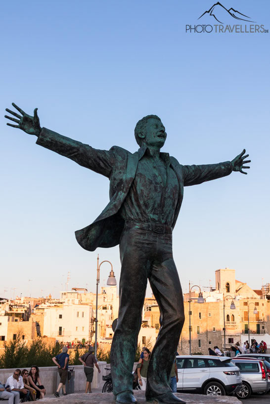 Die Statue von Domenico Modugno in Polignano a Mare