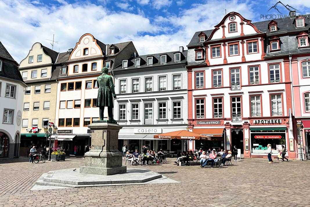 Der Jesuitenplatz mit den bunten Häusern in Koblenz