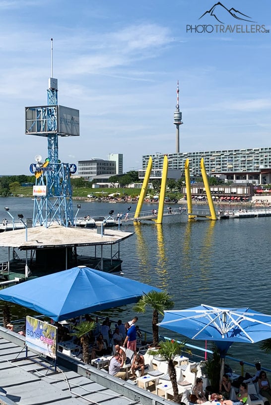 Der Blick von der Donauinsel auf den Donauturm in Wien