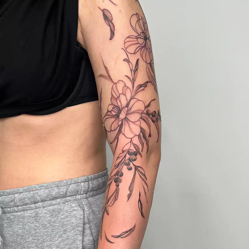 Surface Tattoo Studio München Tattoo München | Surface Tattoo Studio Blumen tattoo am Arm - Fineline Tattoo München
