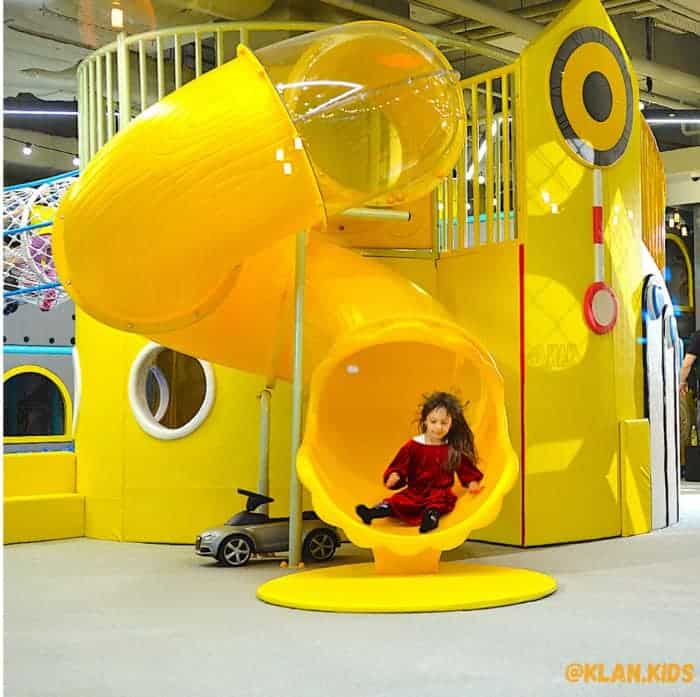 fetita tobogan galben KLANkids loc de joaca