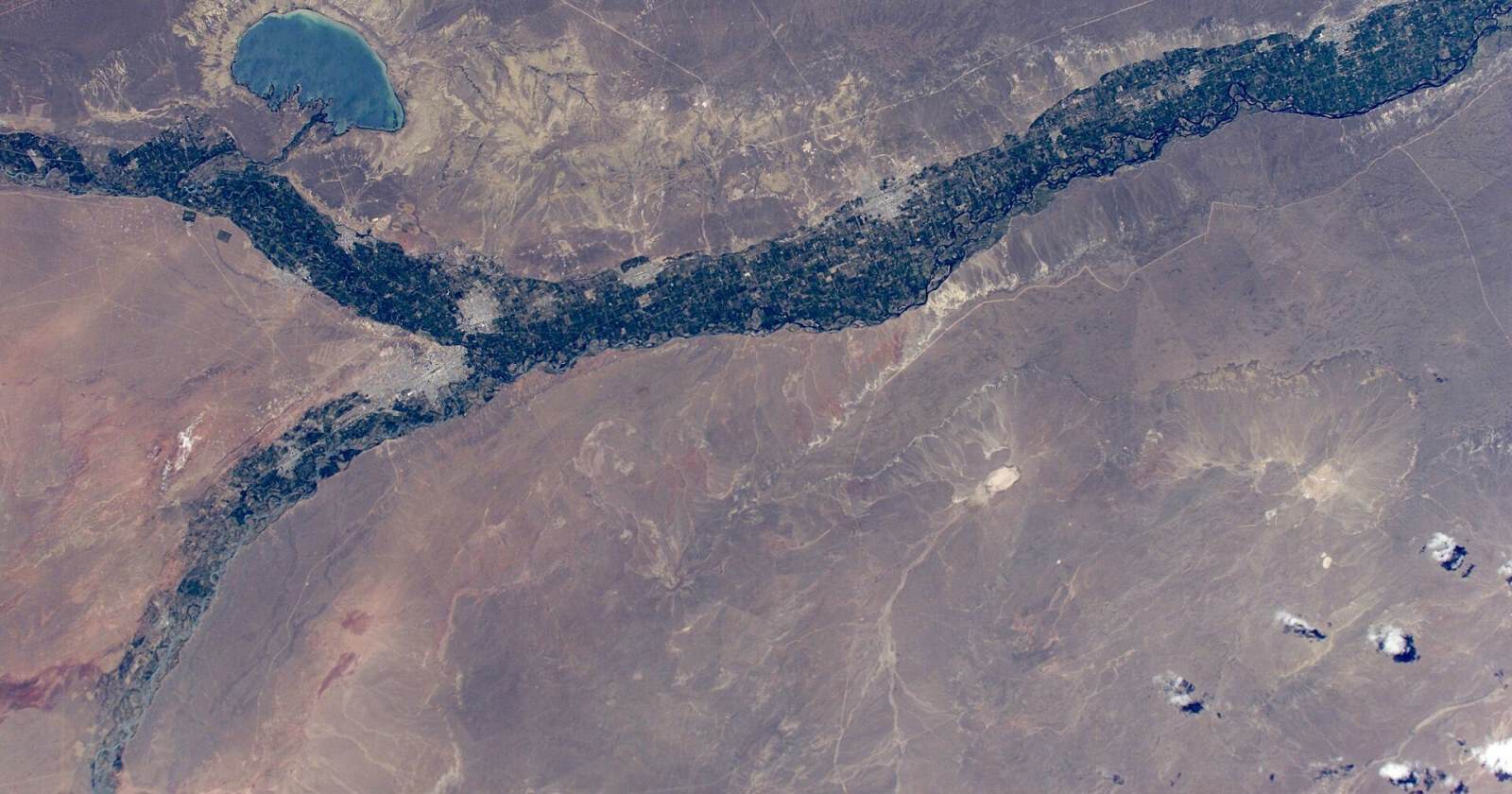 Espejo de agua del embalse Casa de Piedra, sobre el Río Colorado, en el norte de Río Negro