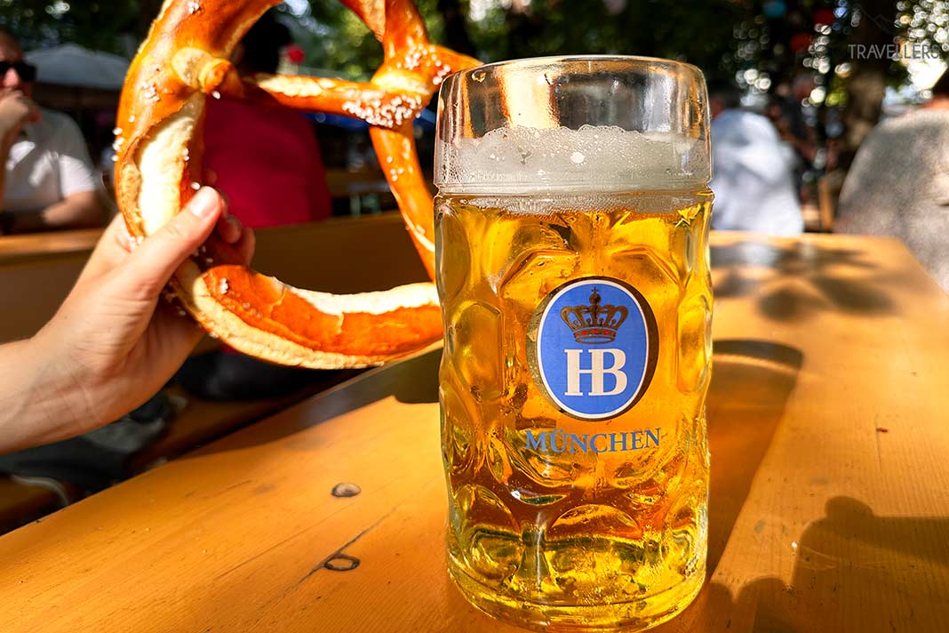 Eine Breze und eine Maß Bier auf einer Bierbank