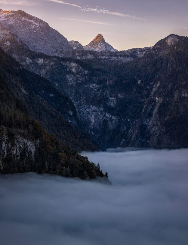 Blick von der Rabenwand am Königssee, der im Nebel liegt