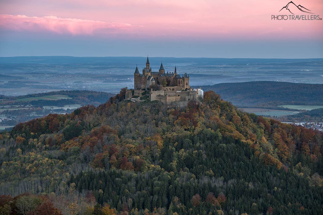 Der Blick auf die Burg Hohenzollern im Abendlicht
