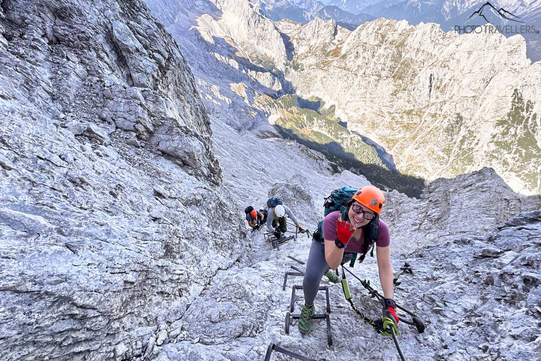 Reisejournalistin Biggi Bauer auf dem Klettersteig der Alpspitze