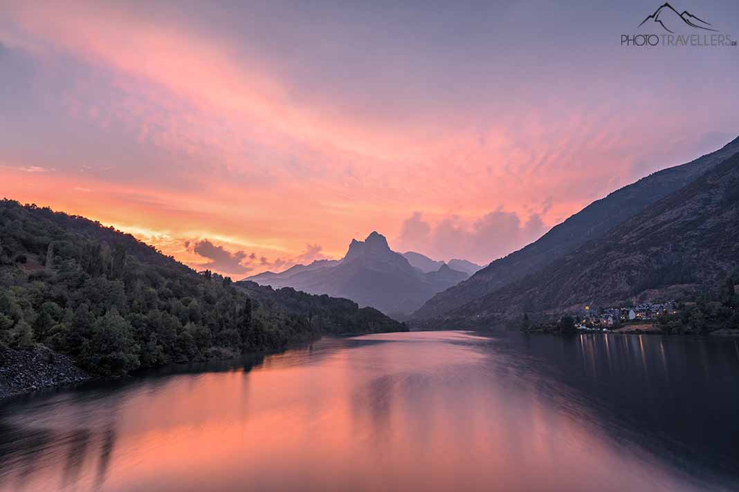 Blick über den Lanuza-Stausee mit der Peña Foratata, entwickelt mit 4300 Kelvin