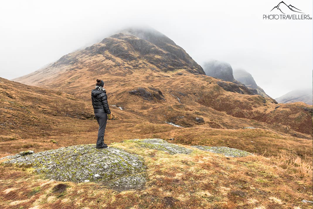 Reisejournalistin Biggi Bauer im Tal Glen Coe mit den Three Sisters