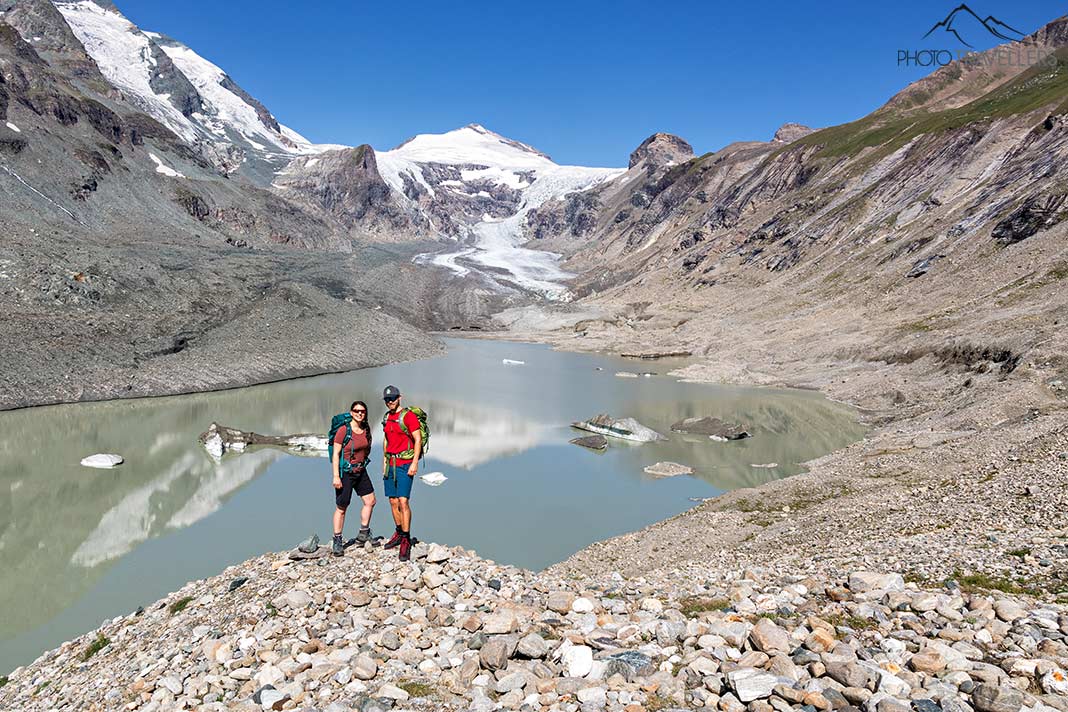 Die Reiseblogger Biggi Bauer und Florian Westermann vor dem Großglockner, Österreich