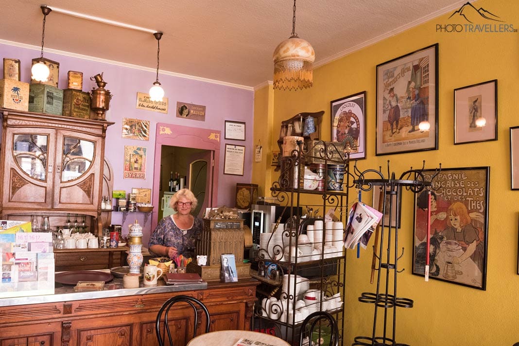 Das Café Au Dore mit vielen Bildern an den Wänden in Colmar