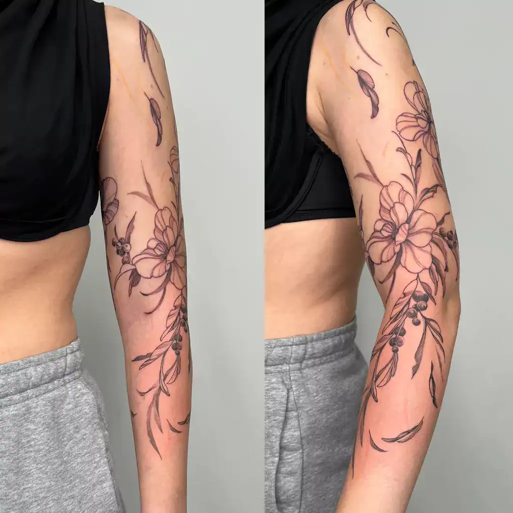 Fineline Tattoo Pfingstrosen, Beeren und Blätter