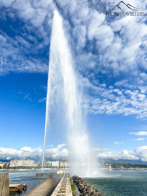 Die Fontäne Jet d'Eau aus nächster Nähe