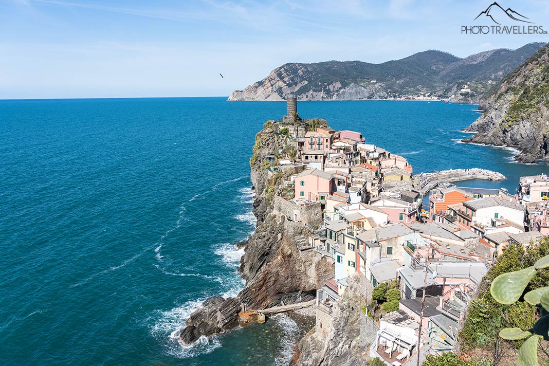 Der Blick von oben auf Vernazza und das Meer