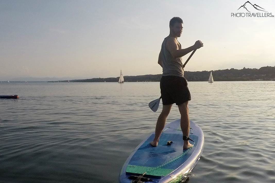 Reiseblogger Florian Westermann auf einem SUP auf dem Starnberger See
