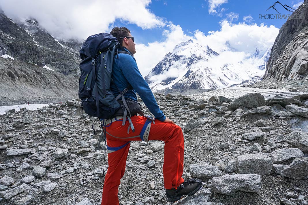 Reiseblogger Florian Westermann mit dem Trekkingrucksack Gregory Baltoro in den Alpen vor imposanter Bergkulisse