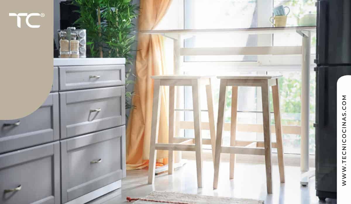 Zona de descanso en la cocina hacia una ventana, crea el rincón perfecto para descansar