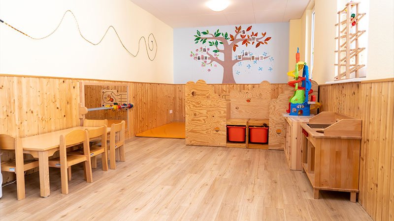 Dieses Bild zeigt einen Raum des Kindergartens von innen