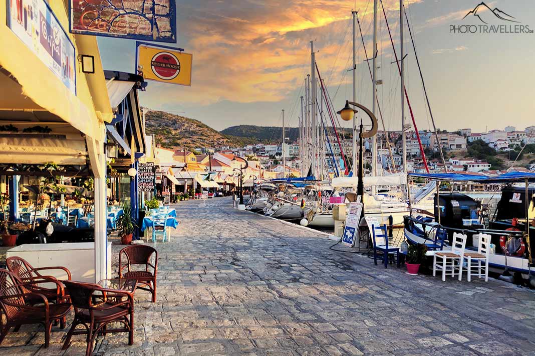 Die Promenade von Pythagorion mit Restaurants und Booten im Hafen, einer der schönsten Orte auf Samos.