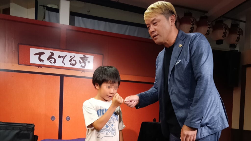 第154回ワンコイン寄席を開催!4月25日(土)てるてる亭で落語・漫才・マジック 3 ワンコイン寄席でマジックショーを手伝う子ども 富山てるてる亭