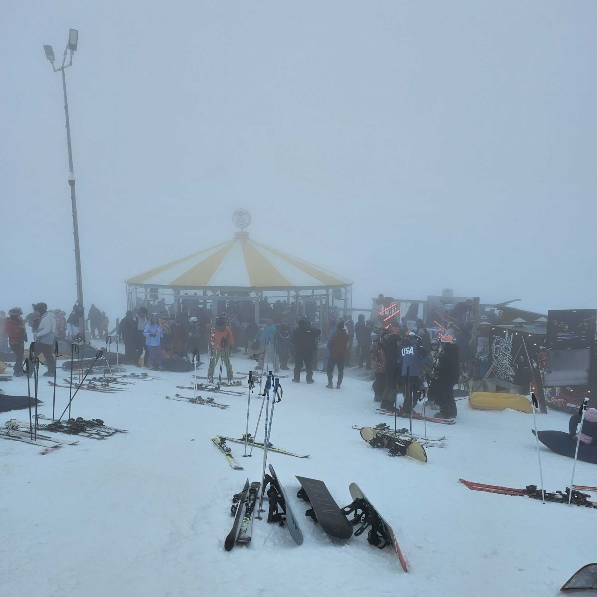 Straja - Umbrella Bar, pe ceață