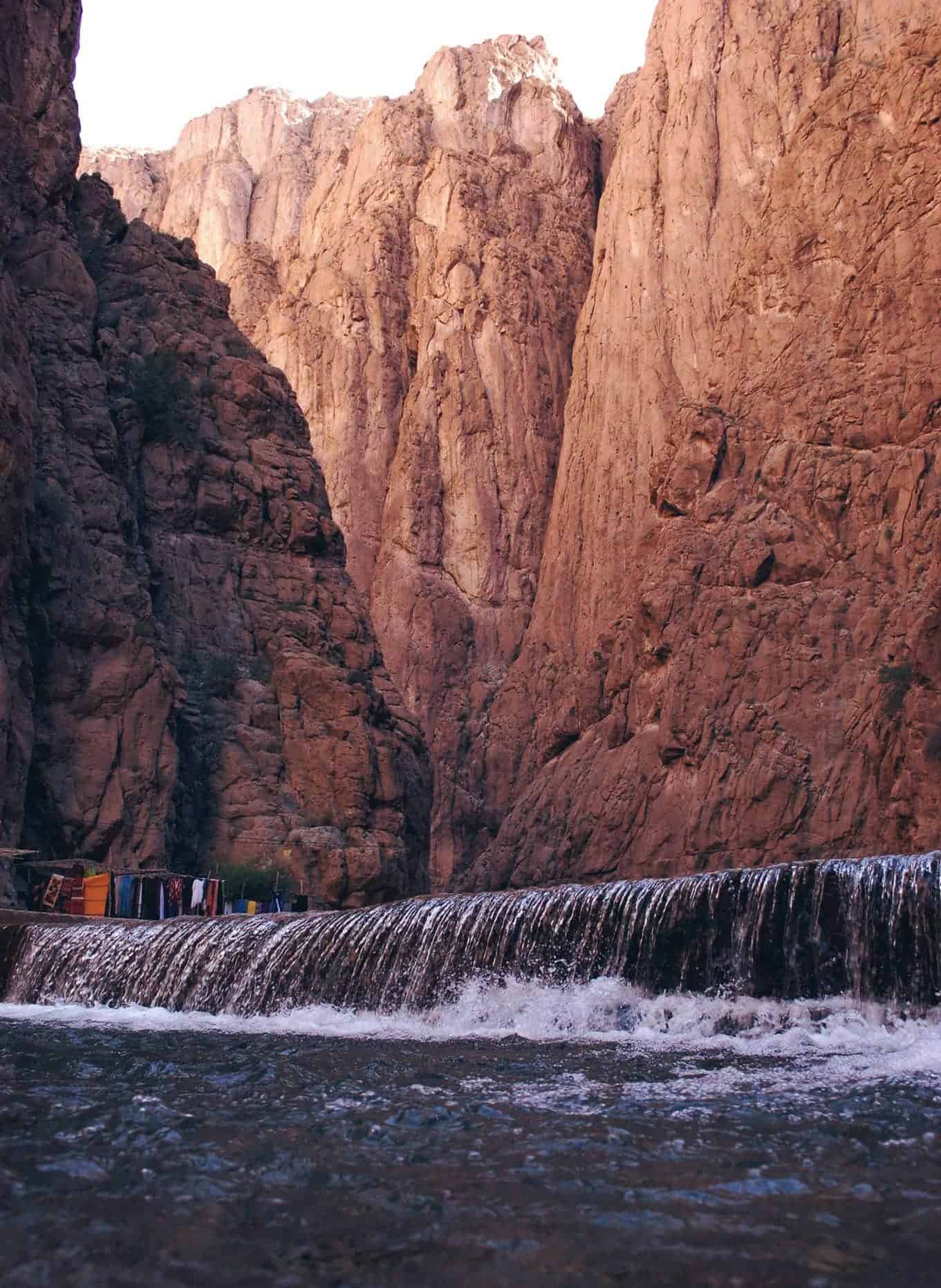 Cañón y río en Marruecos, paisaje natural impresionante con paredes rocosas y agua cristalina.