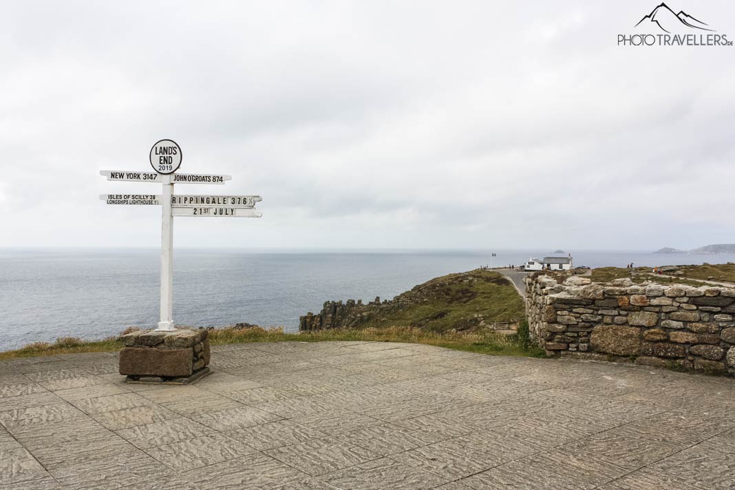 Blick auf den westlichsten Punkt Englands mit Wegweiser