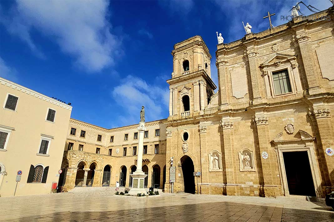 Der Dom mit seinen Steintürmen und das Archäologische Museum mit der gepflasterten Plaza