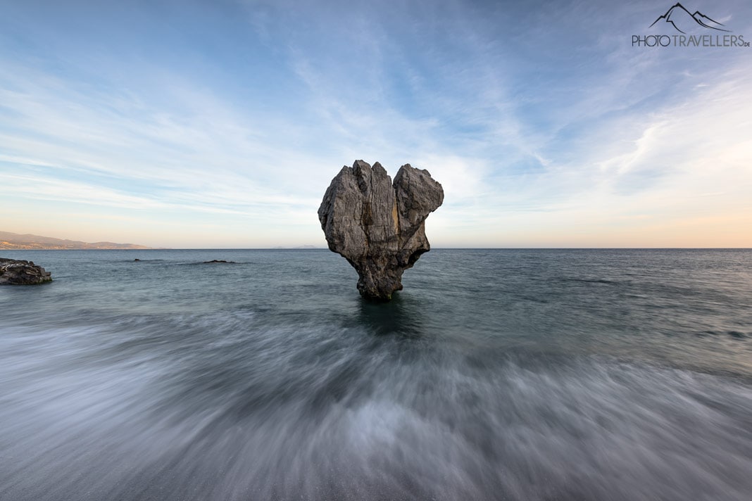 Der bekannte Fels, der aussieht wie ein Herz, am Preveli Beach auf Kreta