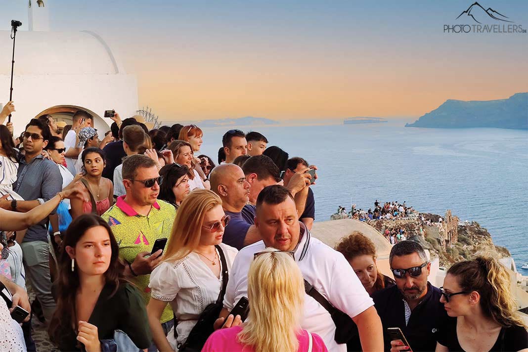Viele Menschen drängen sich zum Sonnenuntergang in den Gassen von Oia