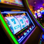 Lézardage d'une machine à sous colorée dans une salle de casino avec des lumières vives et une ambiance électrique.