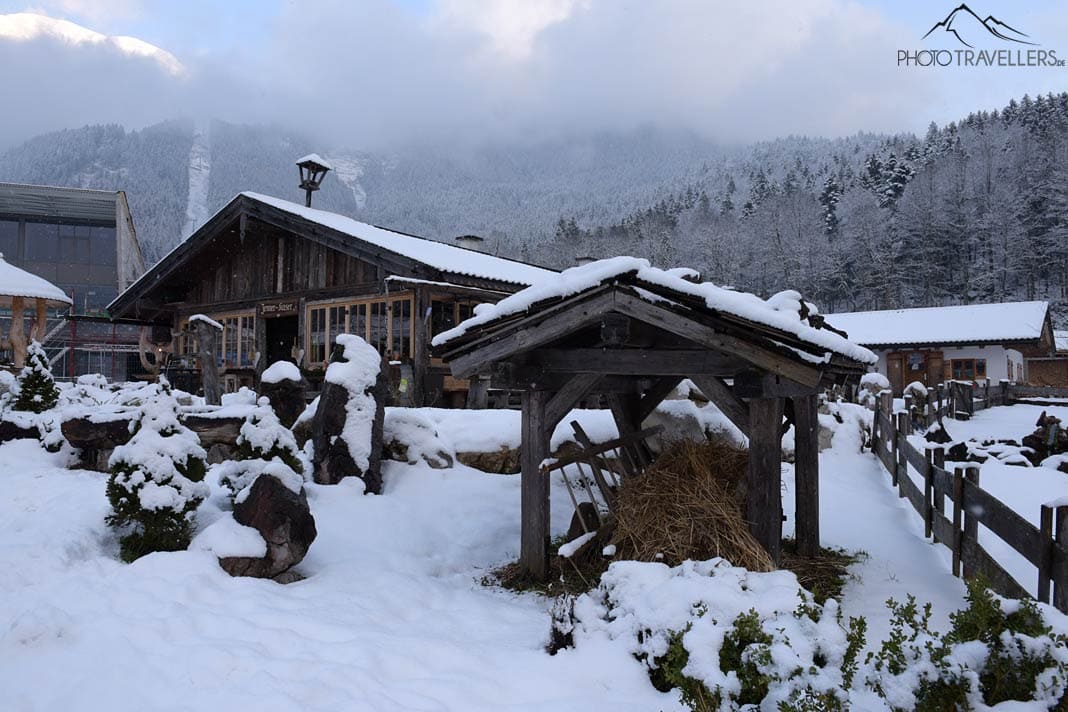 Eine verschneite Holzhütte in Schönau am Königssee