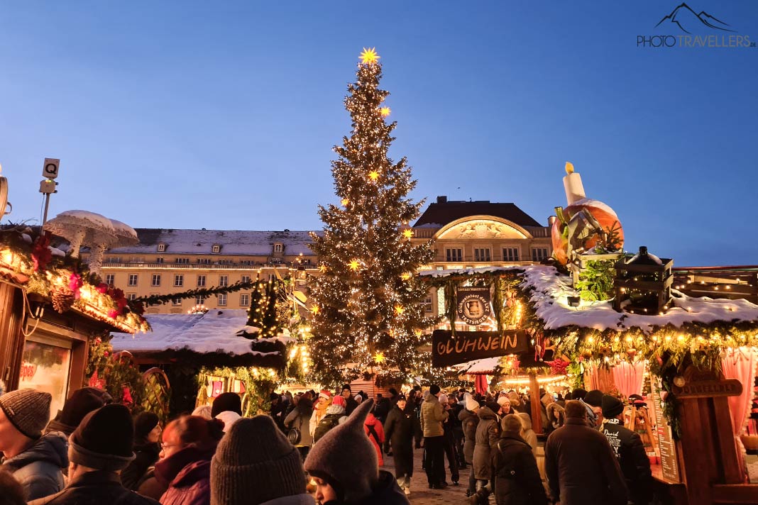 Der Dresdner Striezelmarkt im Abendlicht