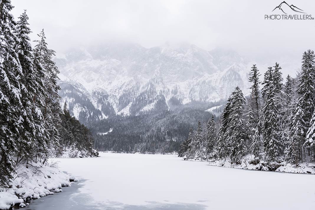Der verschneite Eibsee im Winter
