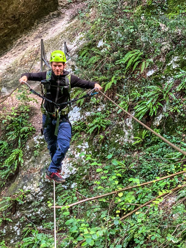 Reisejournalist Florian Westermann von vorne auf der ersten Seilbrücke im Rio Sallagoni Klettersteig