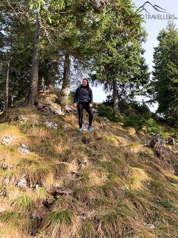 Biggi auf einem schmalen Waldweg