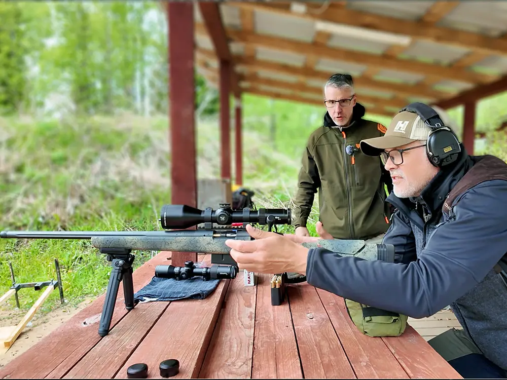 1:1-Coaching: Anleitung zur präzisen Schießtechnik Jagd 1:1 Coaching – Trainer erklärt Schießtechnik am Gewehr für mehr Präzision.