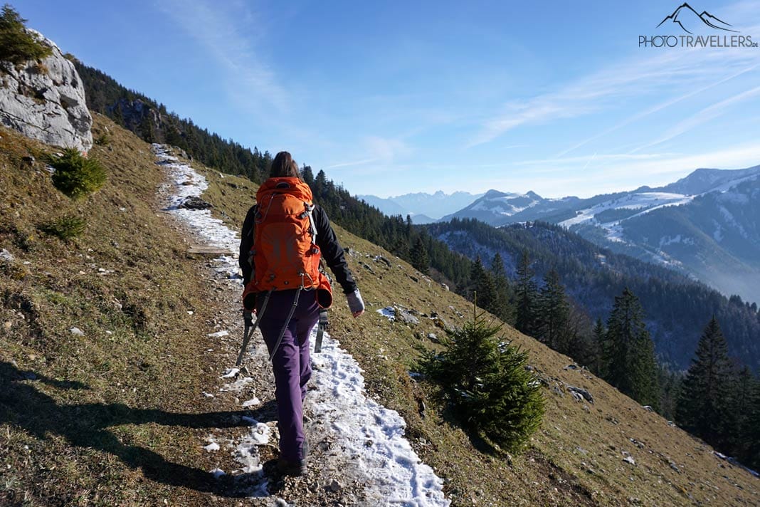 Reisebloggerin Biggi Bauer auf einem Wanderweg in Richtung Wendelstein