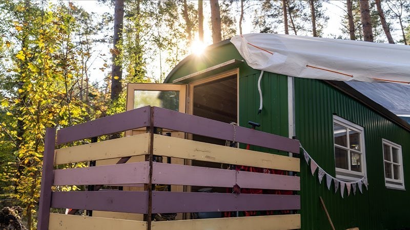 Dieses Bild zeigt einen grünen Wohnwagen