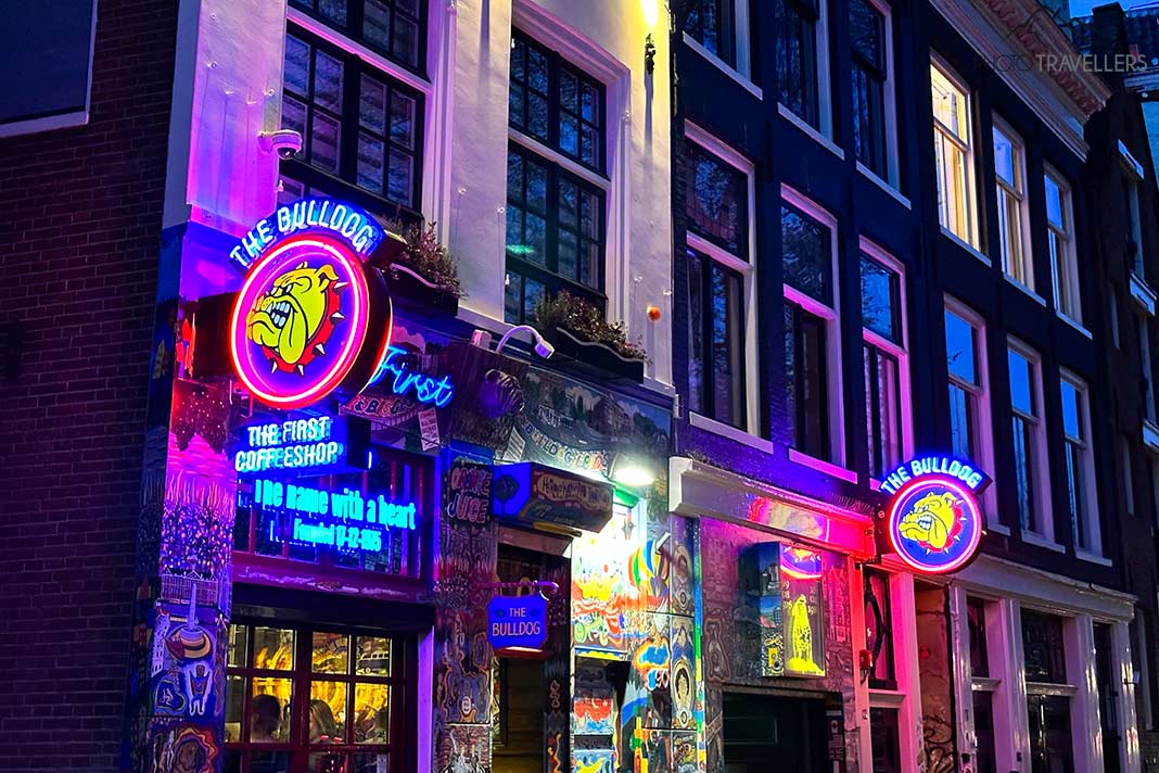 Der bunt beleuchtete Coffee-Shop "The Bulldog" in Amsterdam