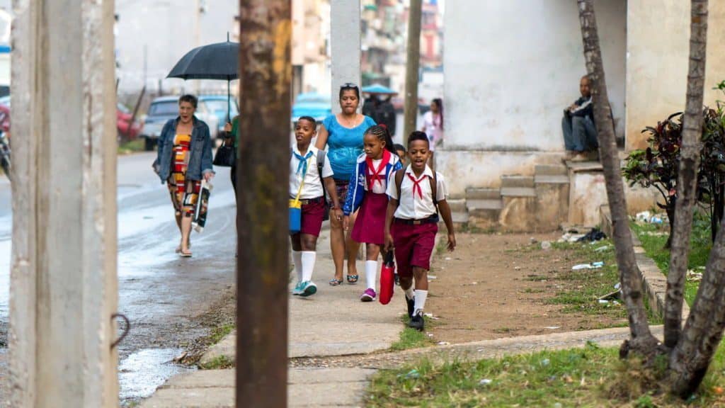 dzieci w drodze do szkoły w Hawanie