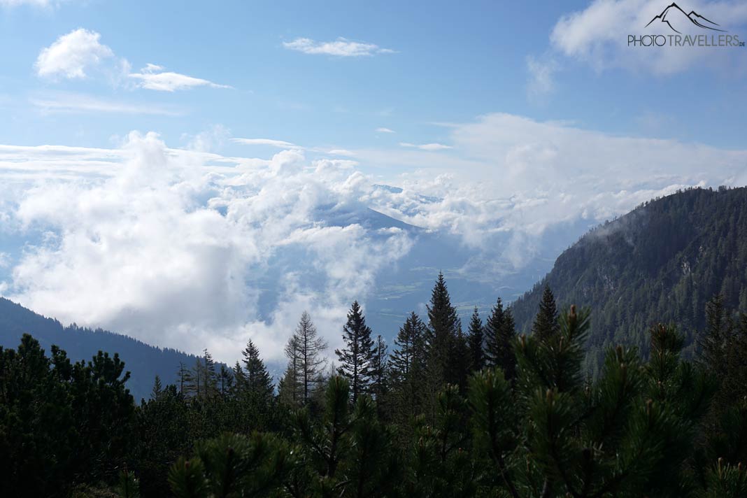 Der Blick von der Aussicht am Gatterl in das Inntal