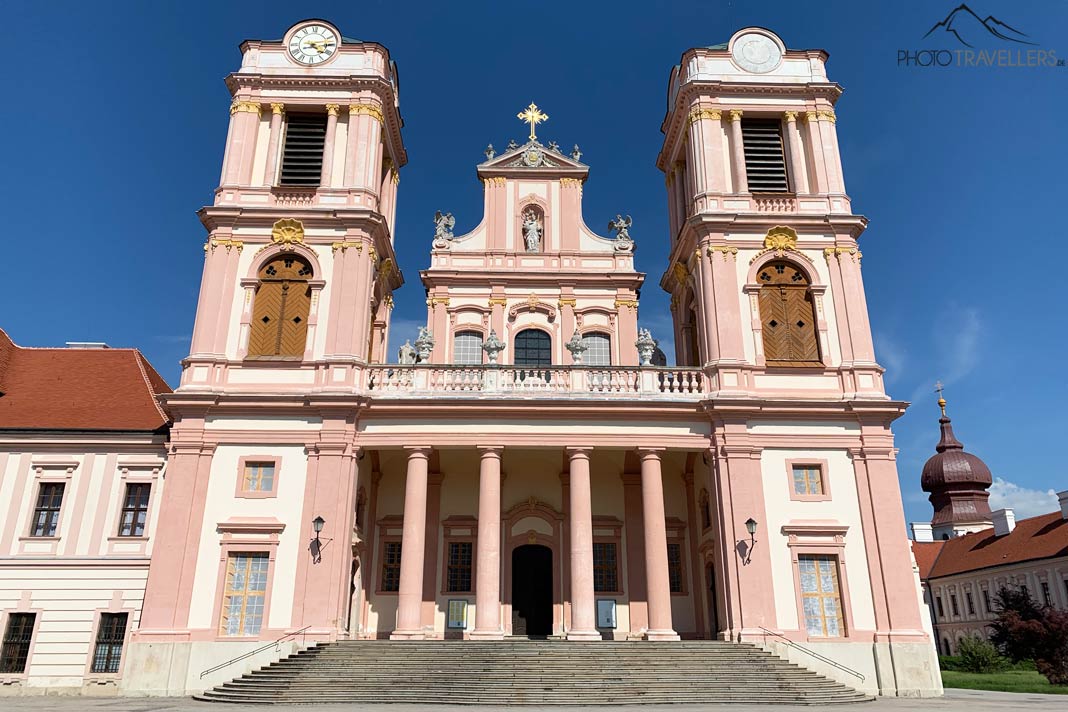 Die rosa Kirche des Stifts Göttweig mit ihren zwei Türmen