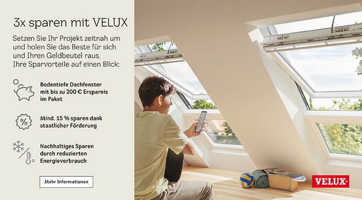 Junge sitzt am Fenster und benutzt ein Smartphone, während Sonnenlicht durch das geöffnete Dachfenster hereinströmt.