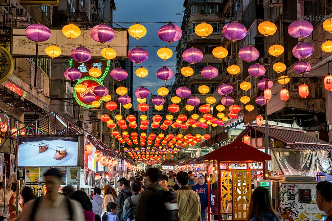 Bunte Lampions auf dem Temple Street Night Market in Hongkong