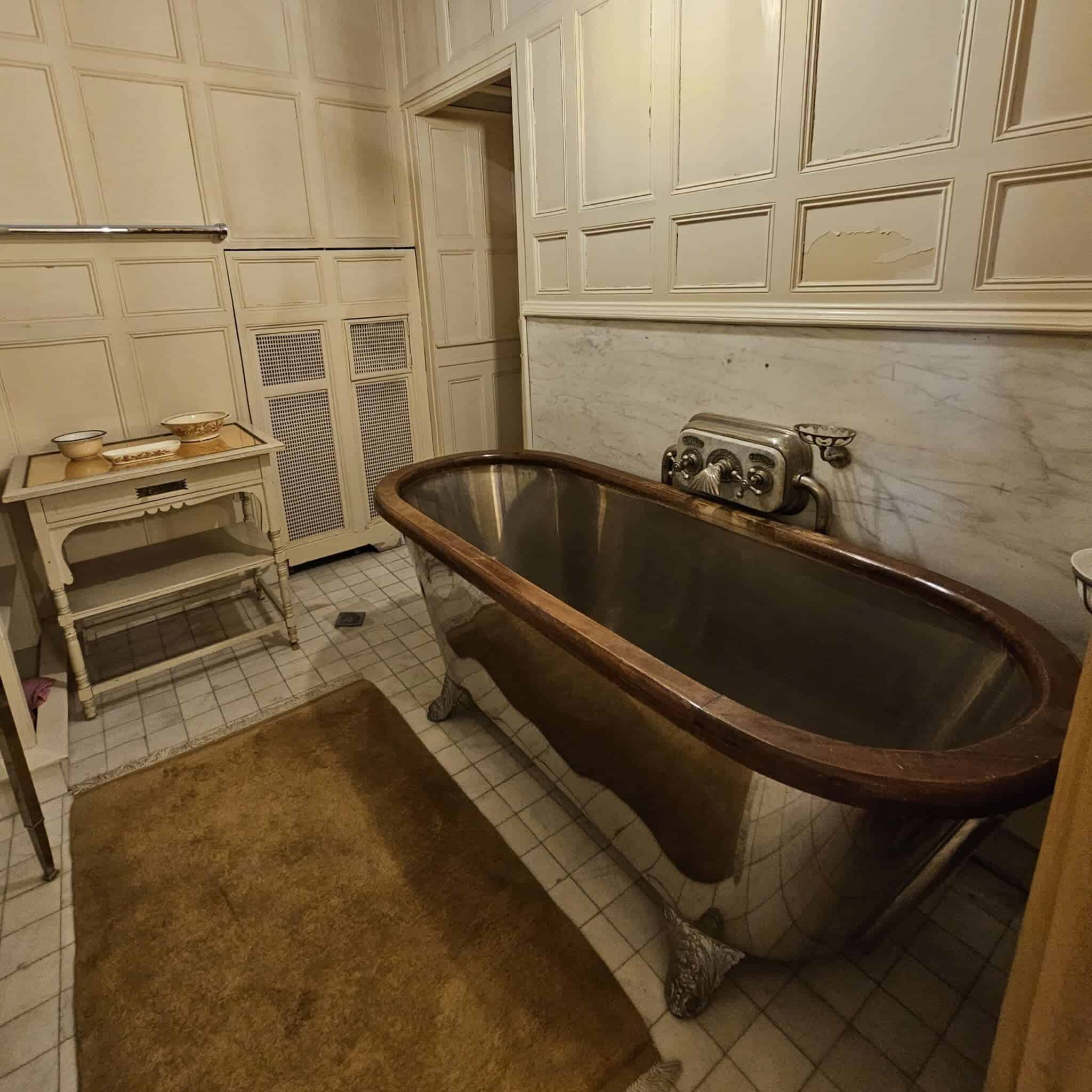 Peleș - camera de baie