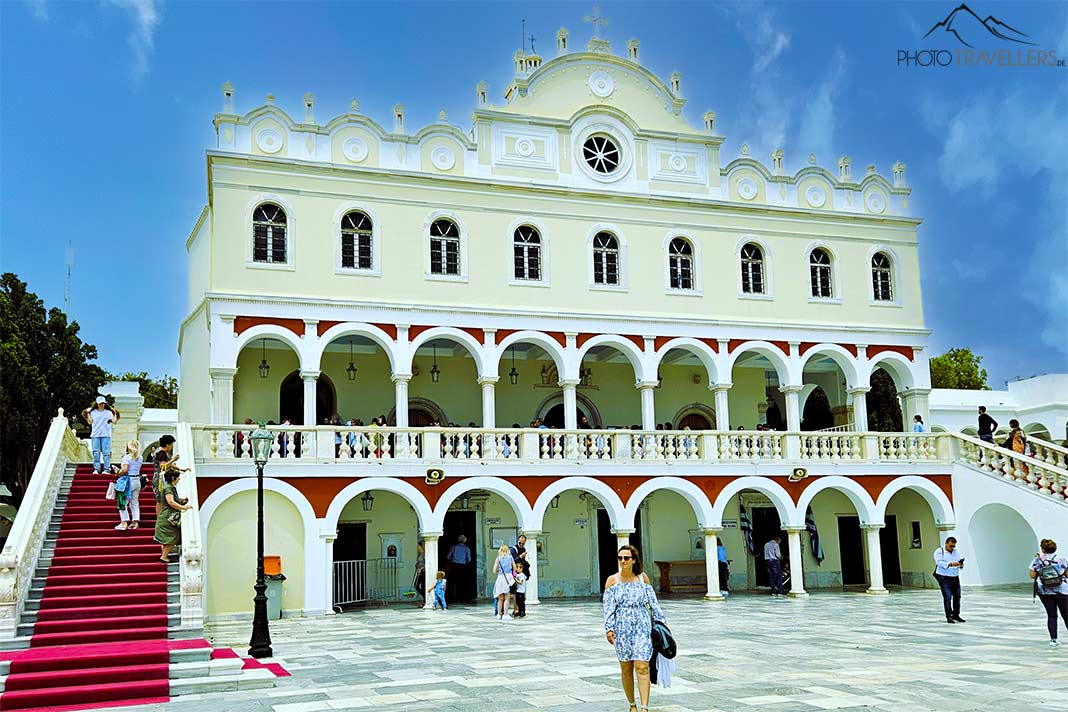 Die helle Fassade der Panagia Evangelistria in der Chora von Tinos besteht aus zahlreichen Rundbögensäulen