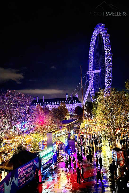 Der Southbank Wintermarket in London am Abend mit mit dem London Eye im Hintergrund