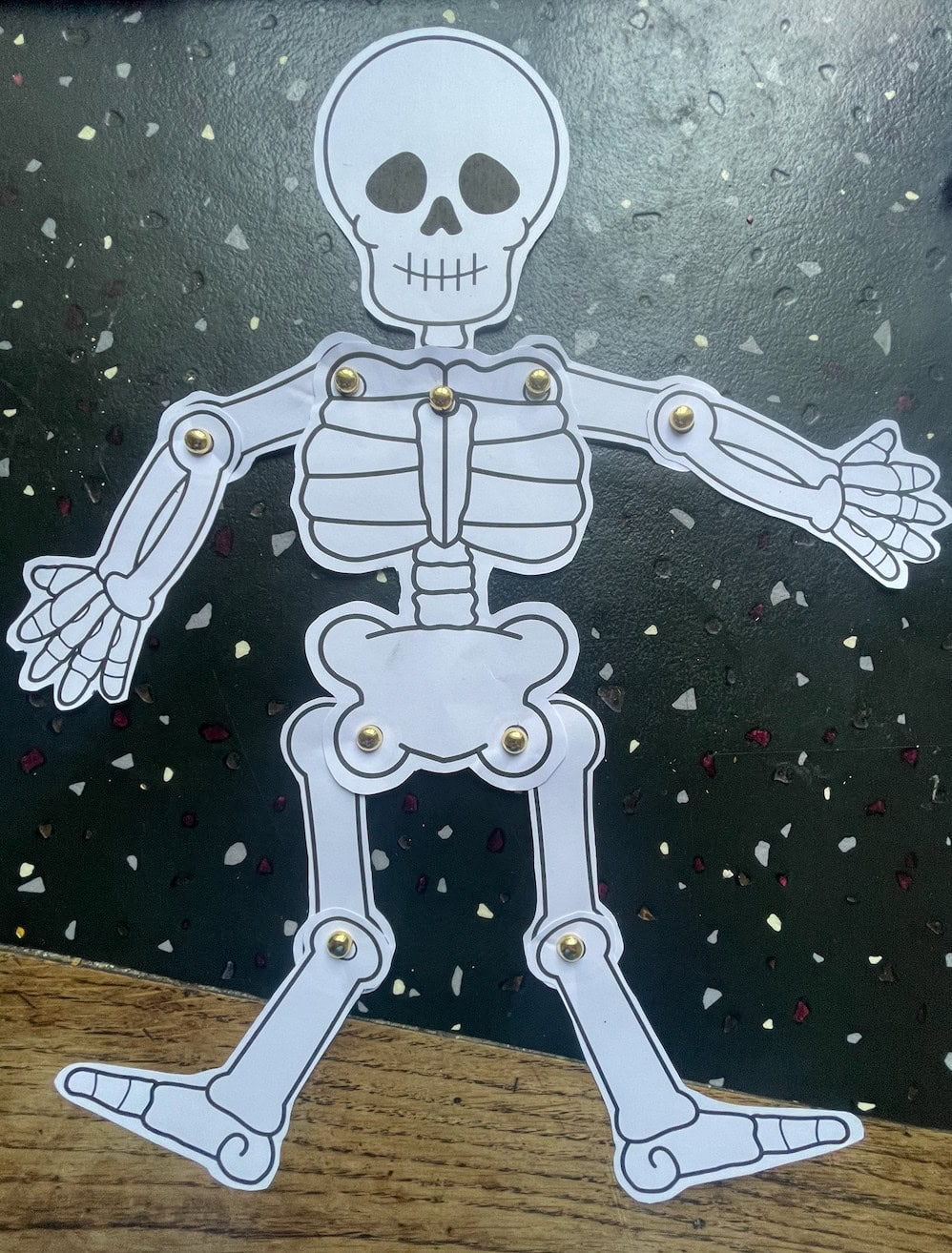 Skelett mit der vorlage zum Ausdrucken und Ausschneiden basteln