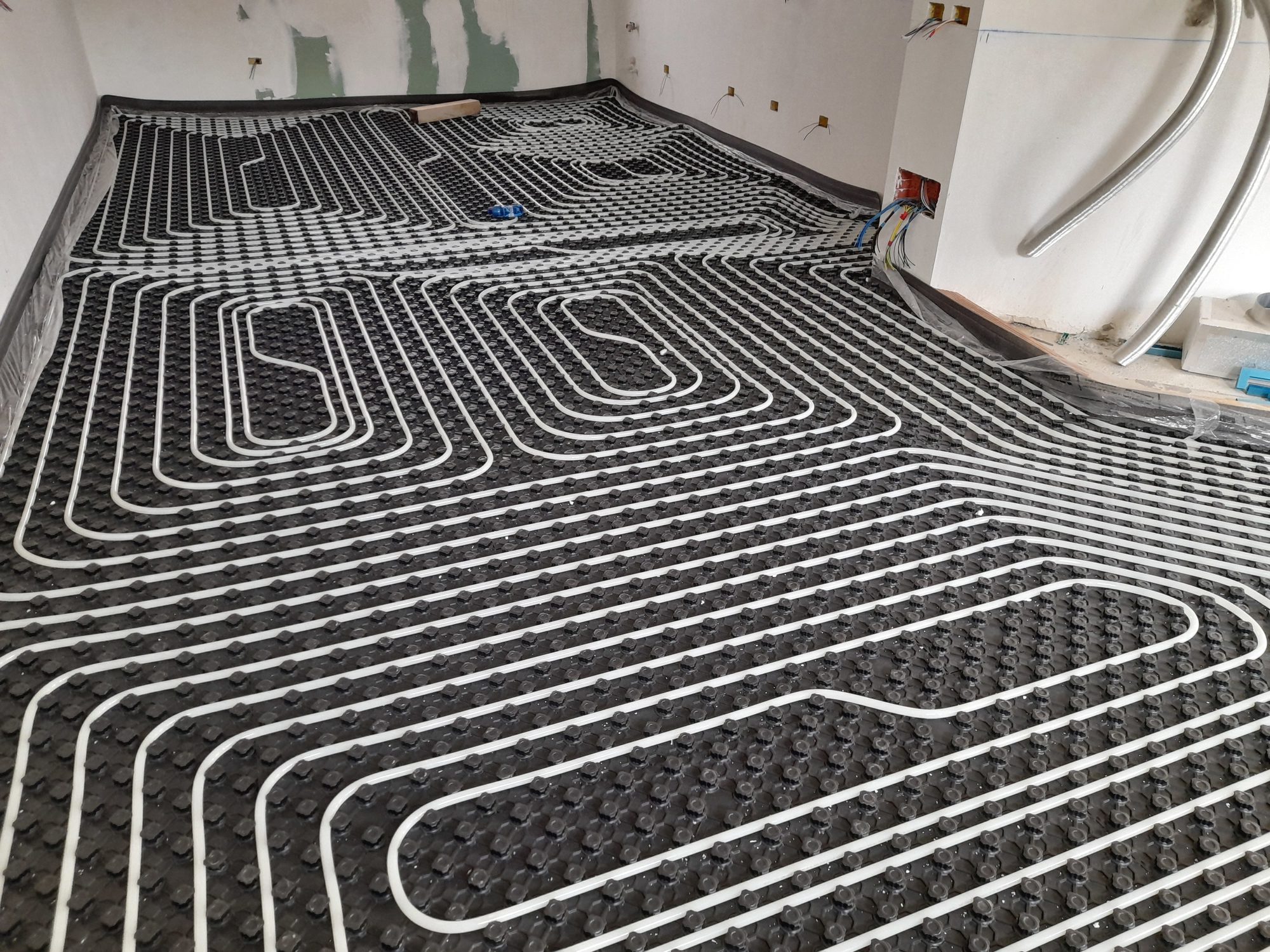 Kann ich mit meiner Fußbodenheizung auch kühlen? fussbodenheizung-rohbau-kuehlen